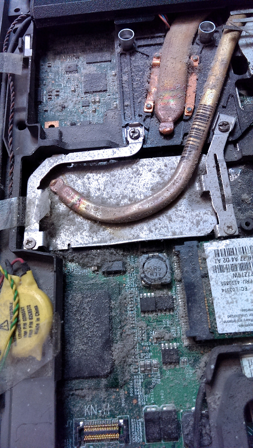 Zakurzony radiator i wnętrze laptopa