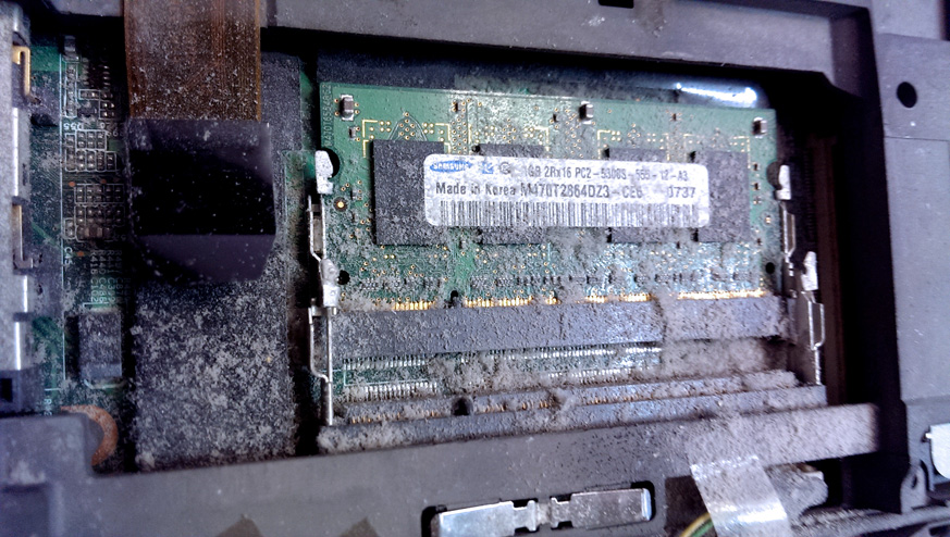 Zakurzone wnętrze notebooka - banki pamięci RAM